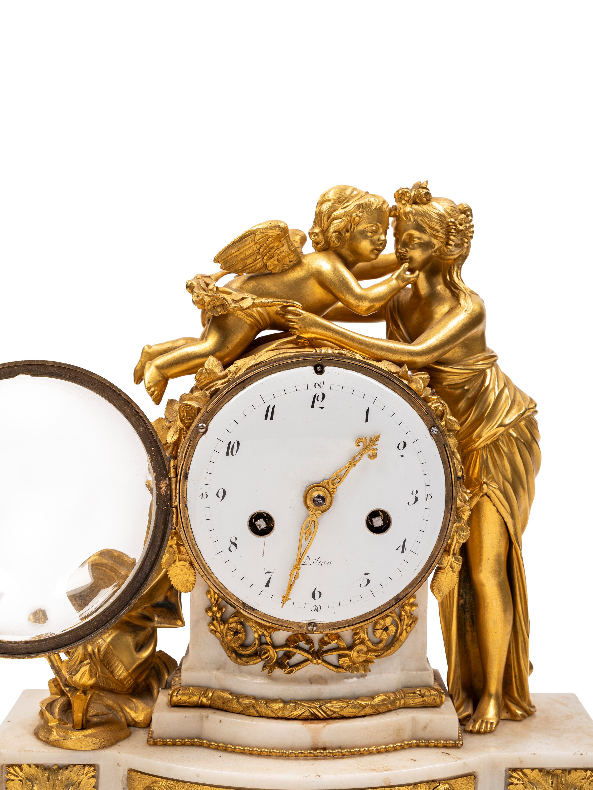 Pendola figurativa, Venere che abbraccia Cupido, bronzo dorato al mercurio con base in marmo, mec...