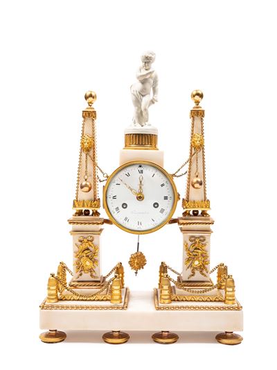 Pendola Luigi XVI, cassa in marmo bianco e bronzo dorato, XVIII secolo