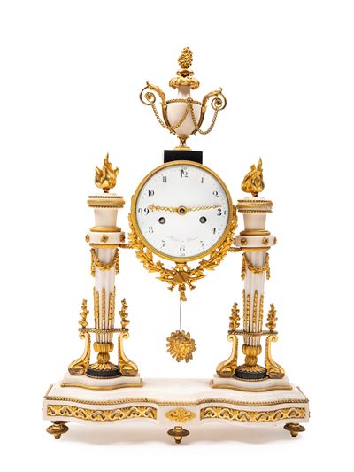 Pendola Luigi XVI, cassa in marmo bianco a portico (secolo XVIII)