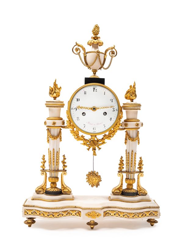 PENDOLA LUIGI XVI IN MARMO BIANCO A PORTICO