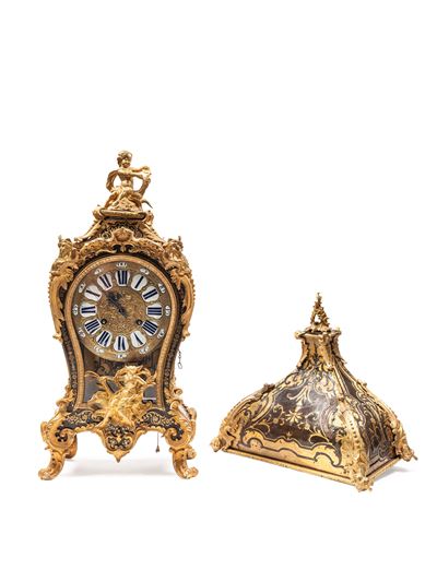 Orologio con mensola neoclassiche, cassa in legno stile Boulle con applicazioni in tartaruga e br...