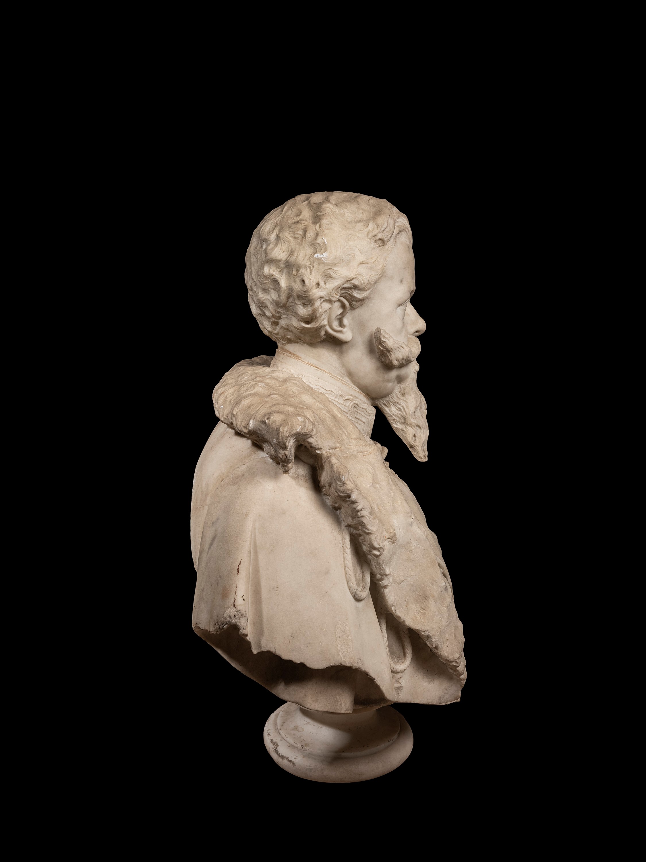 Scuola Italiana, Maestoso busto in marmo raffigurante Vittorio Emanuele II in abiti militari, XIX...