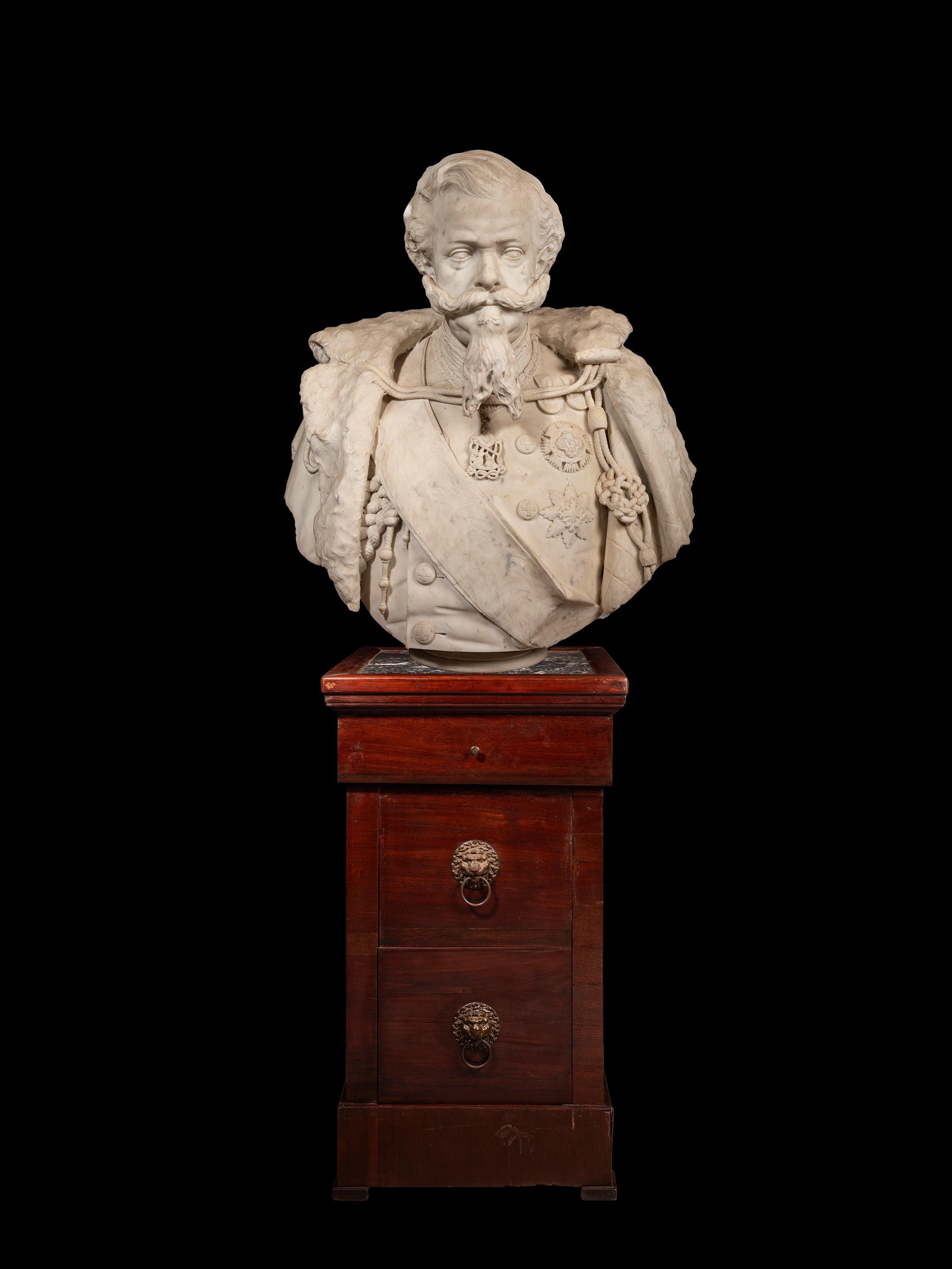Scuola Italiana, Maestoso busto in marmo raffigurante Vittorio Emanuele II in abiti militari, XIX...