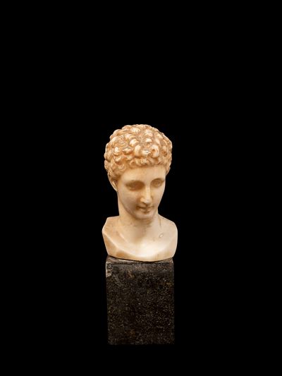 Scultura neoclassica raffigurante Ermes, piccolo busto in alabastro di Siracusa, XIX secolo