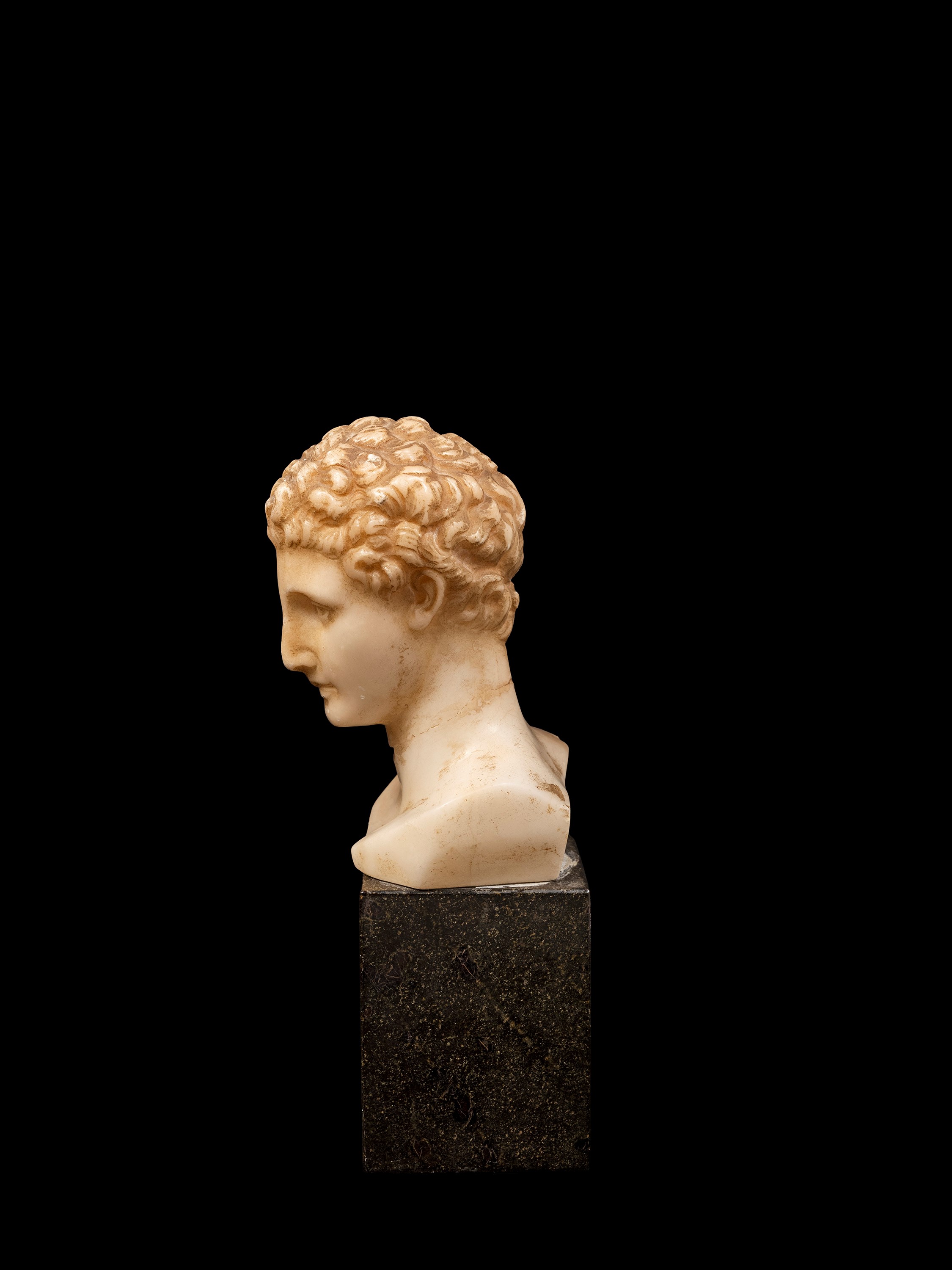 Scultura neoclassica raffigurante Ermes, piccolo busto in alabastro di Siracusa, XIX secolo