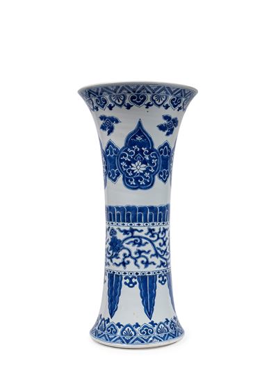 Cina, dinastia Qing (Kangxi), Grande vaso in porcellana bianca e blu