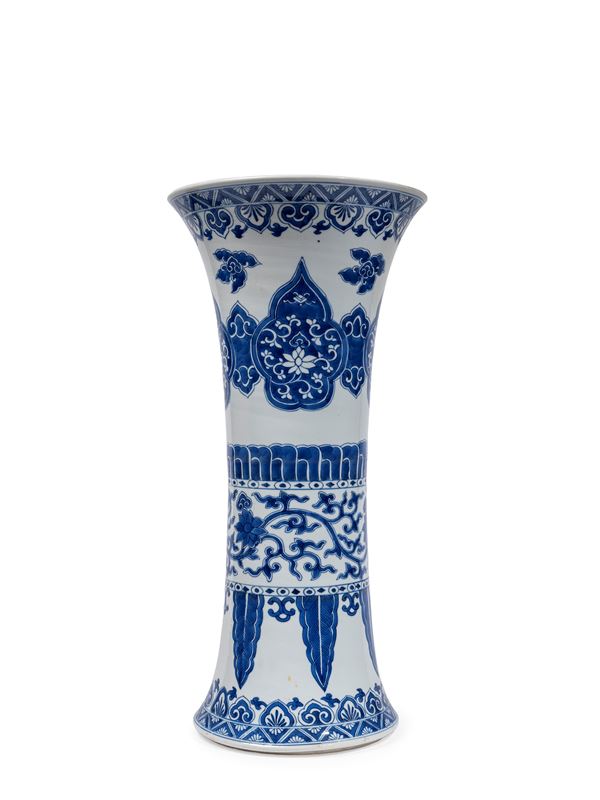 A LARGE BLUE AND WHITE BEAKER VASE