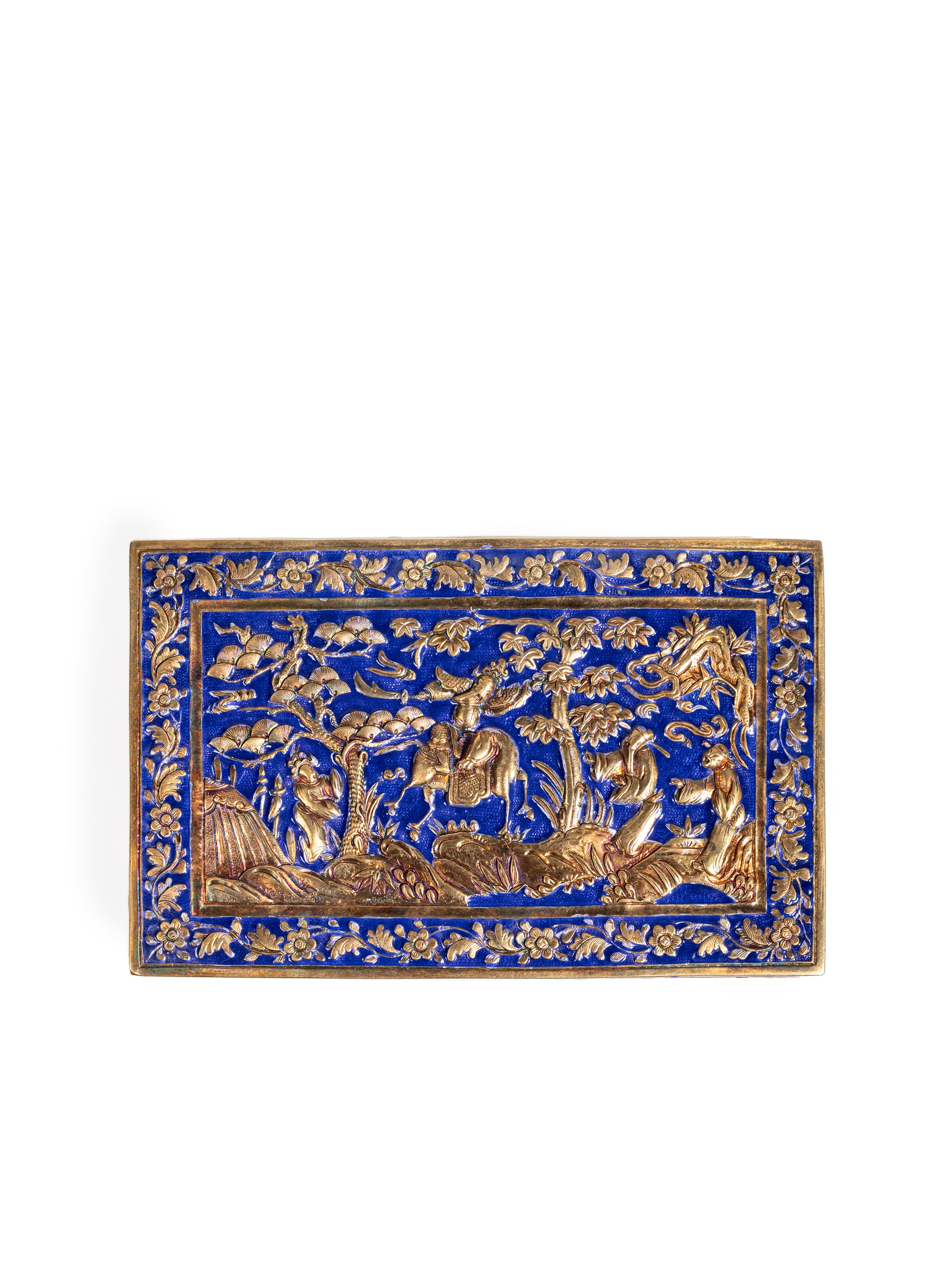 Cina (dinastia Qing, XIX secolo), Scatola in argento smaltato decorata a sbalzo