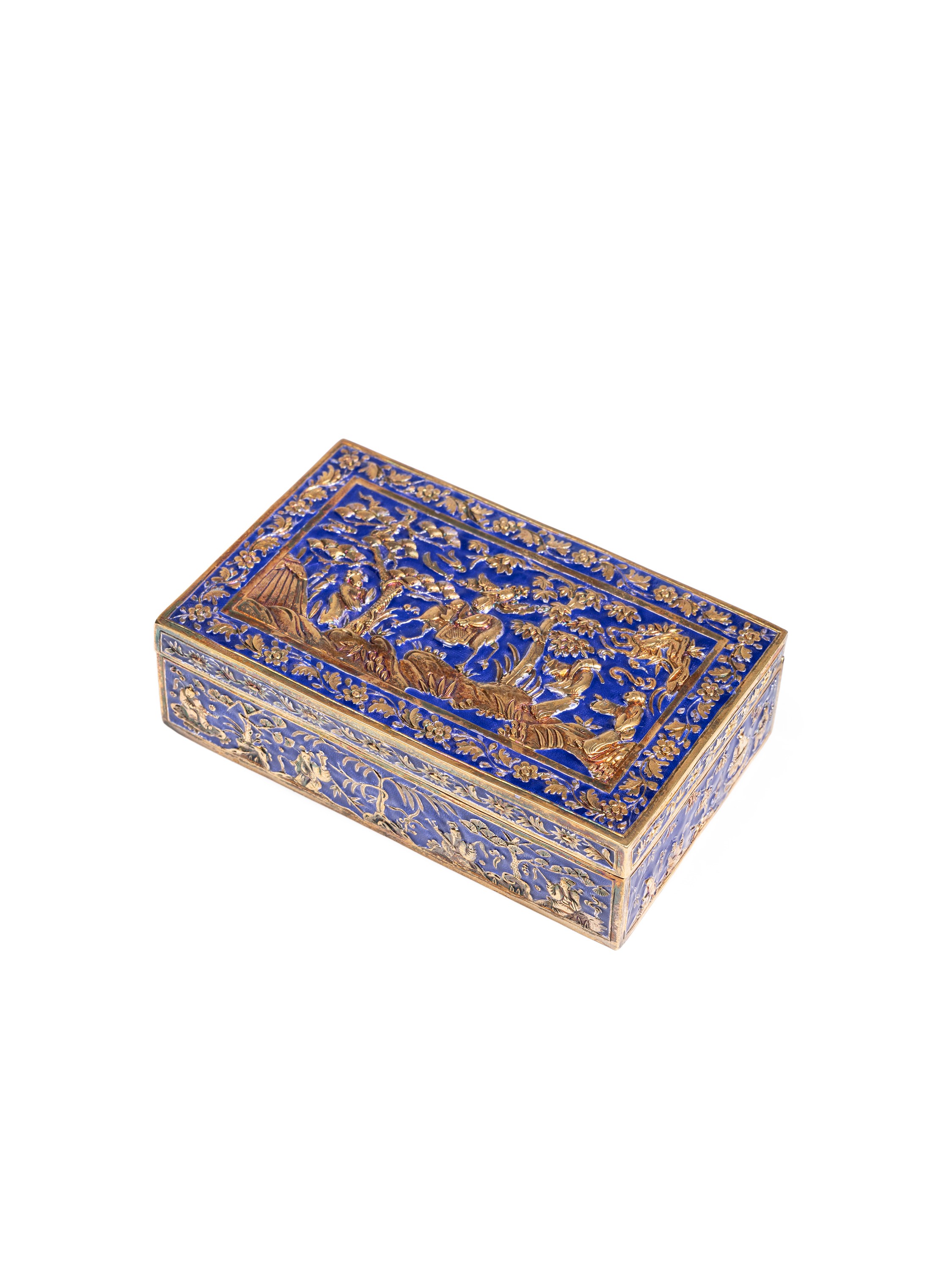 Cina (dinastia Qing, XIX secolo), Scatola in argento smaltato decorata a sbalzo