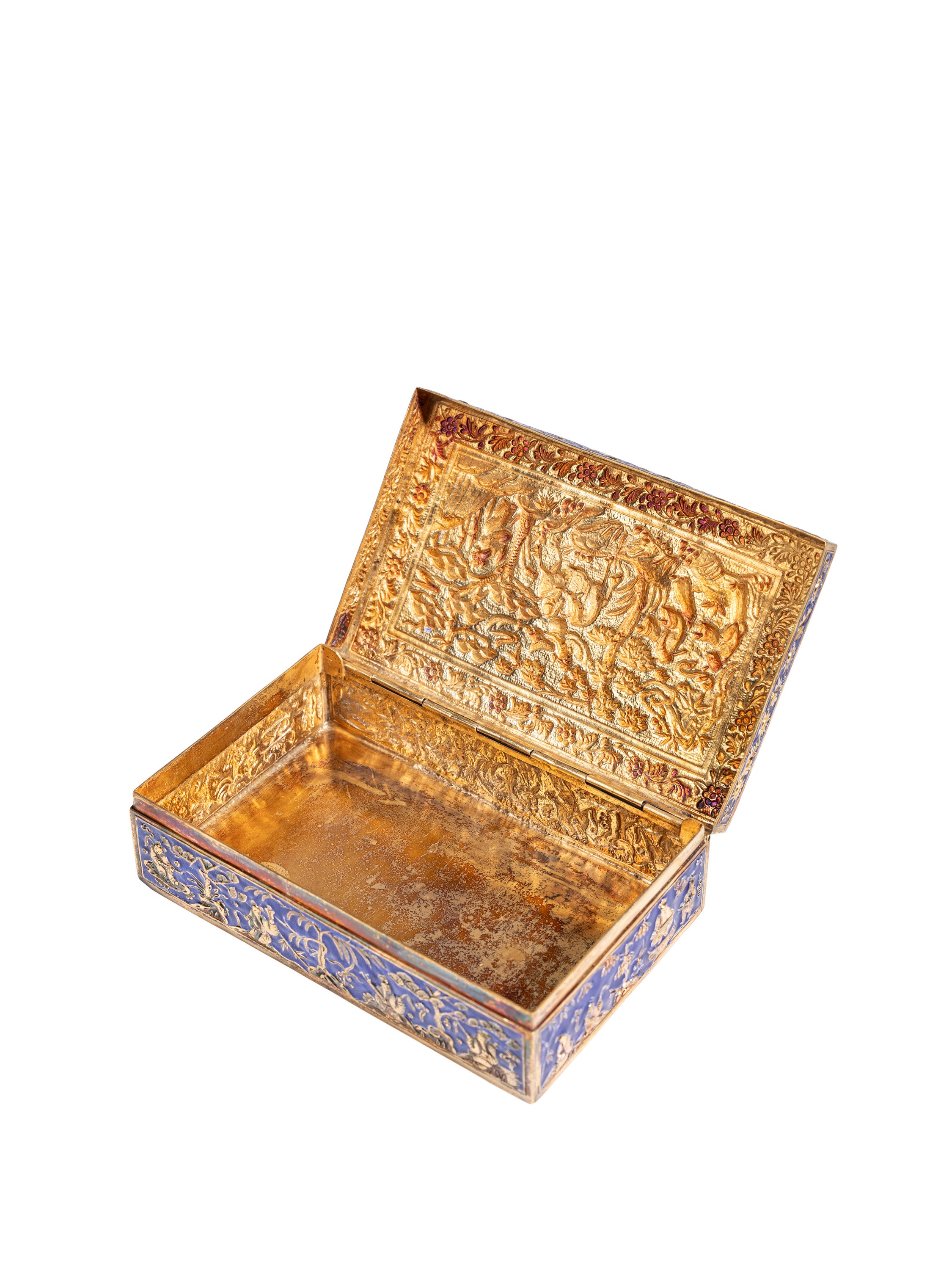 Cina (dinastia Qing, XIX secolo), Scatola in argento smaltato decorata a sbalzo