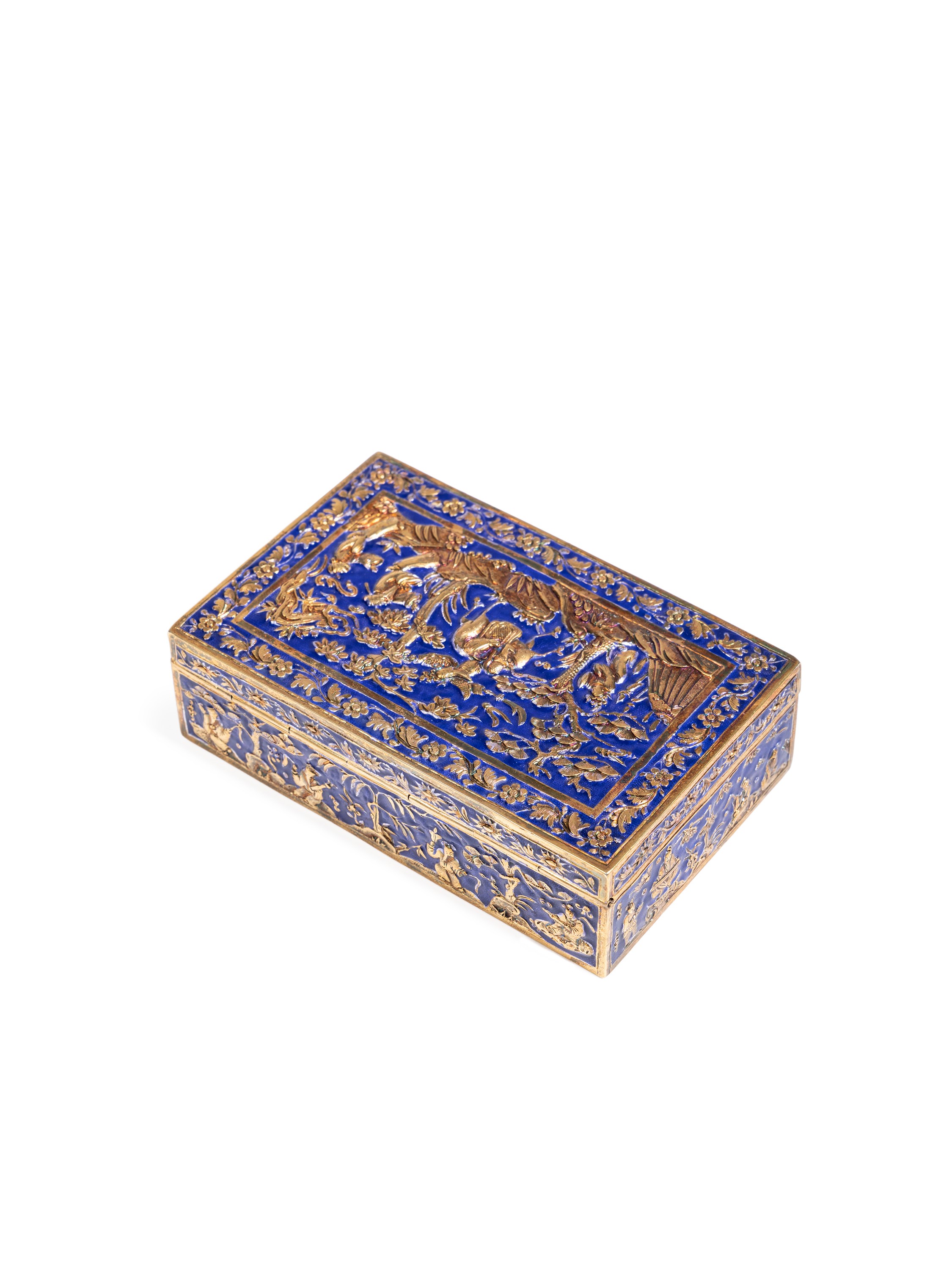 Cina (dinastia Qing, XIX secolo), Scatola in argento smaltato decorata a sbalzo
