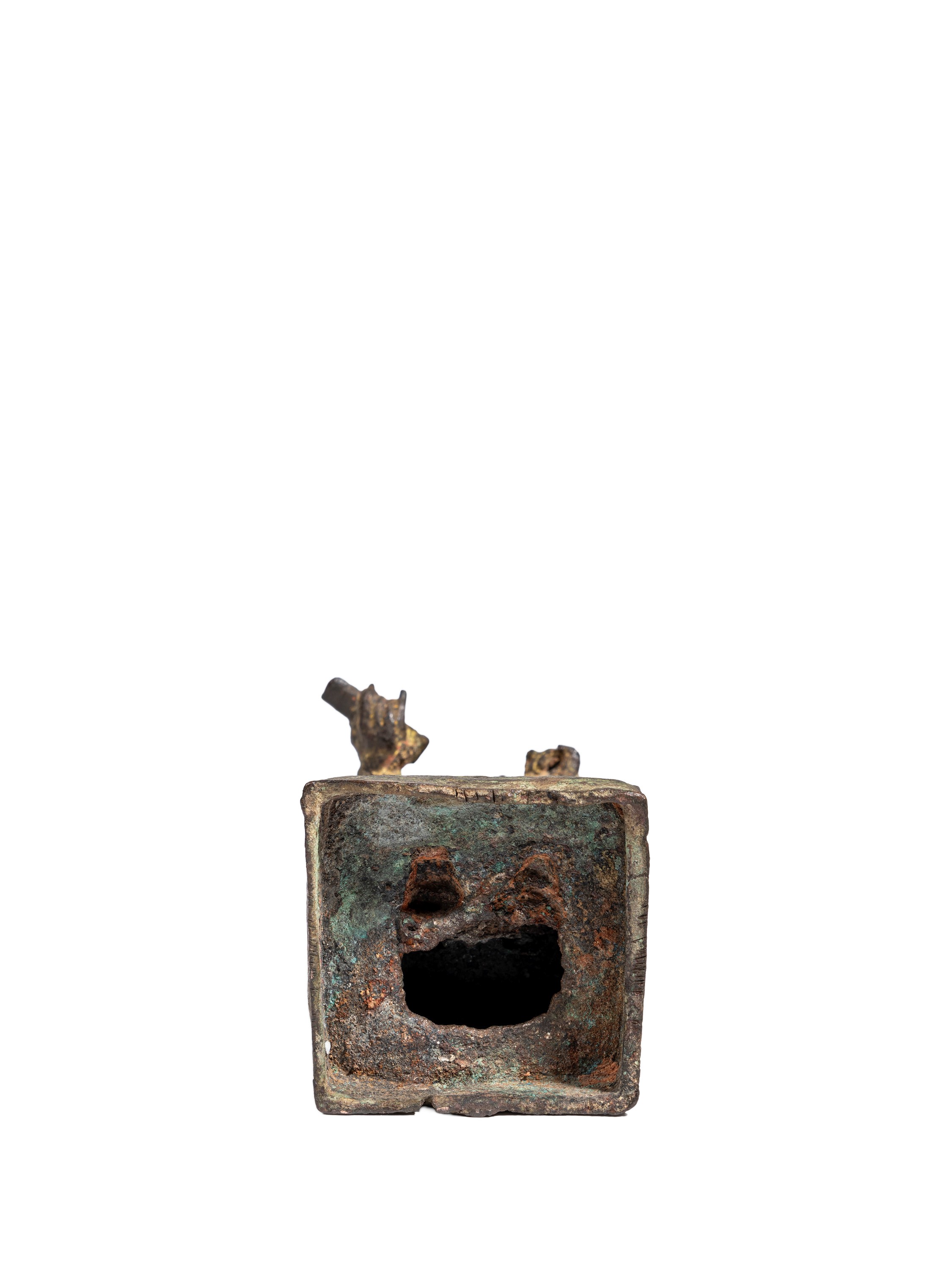 Cina, dinastia Ming (1368-1644), Figura maschile in bronzo con rotolo