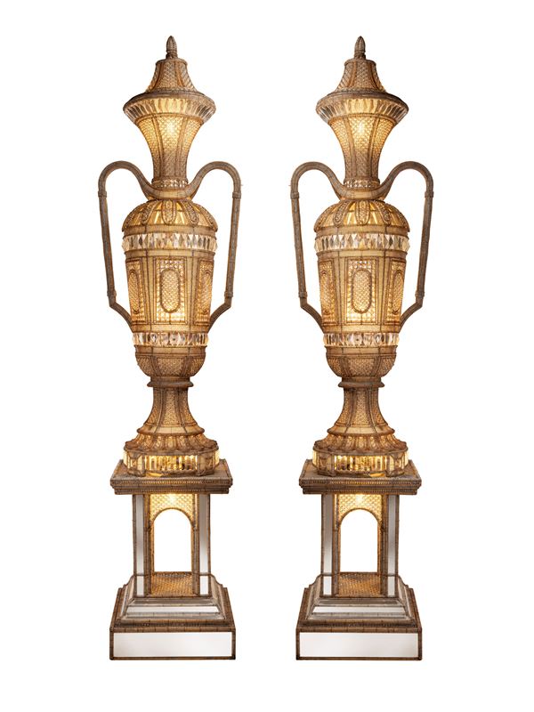 COPPIA DI MONUMENTALI LAMPADE A VASO IN VETRO MOLATO 
