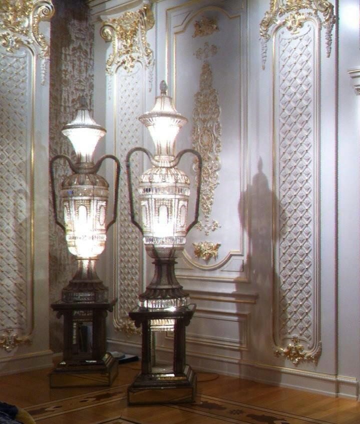 Coppia di monumentali lampade a vaso, in vetro molato, XX secolo