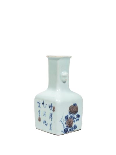 Cina, Vaso in porcellana bianca e blu e rosso, decorazione sotto coperta Qianlong (1735-1796)