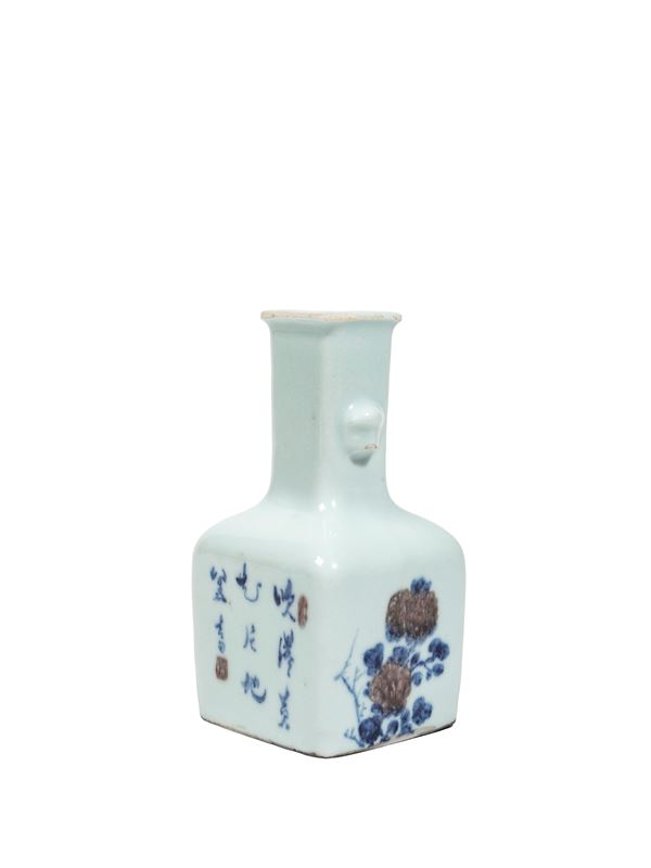 AN UNDERGLAZE BLUE AND RED PORCELAIN BOTTLE-SHAPED VASE