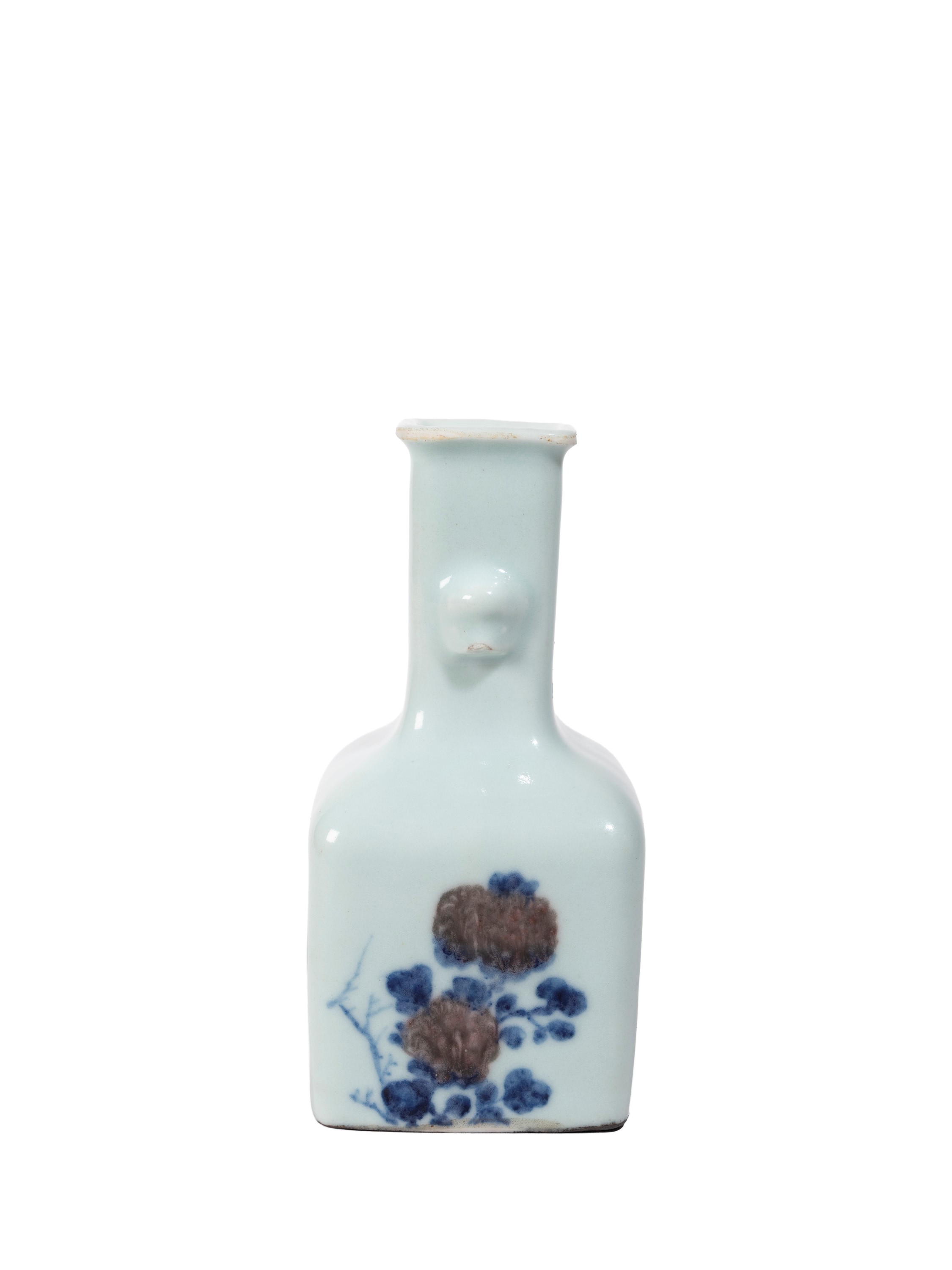 Cina, Vaso in porcellana bianca e blu e rosso, decorazione sotto coperta Qianlong (1735-1796)