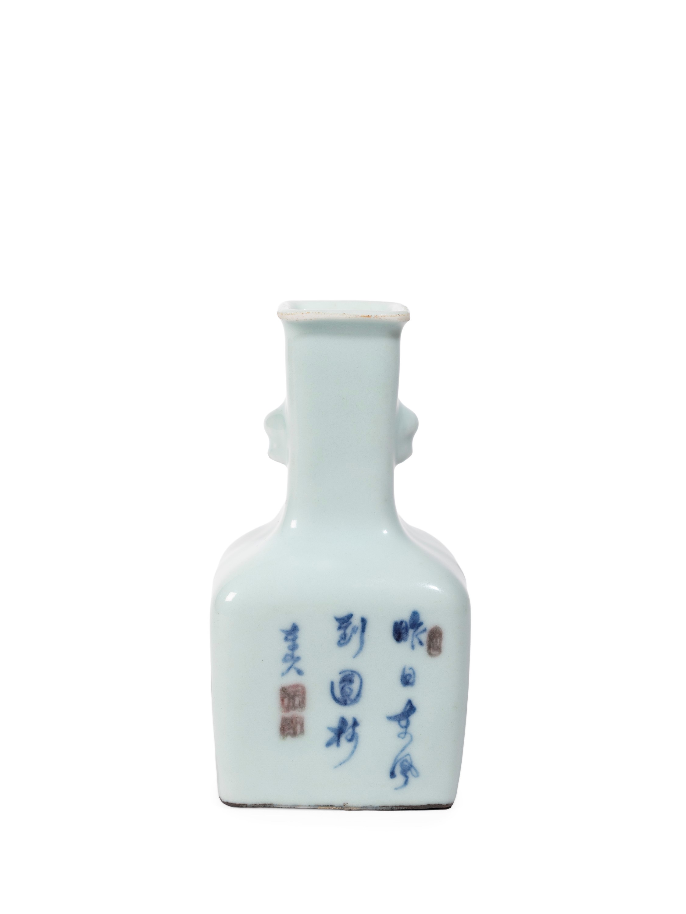 Cina, Vaso in porcellana bianca e blu e rosso, decorazione sotto coperta Qianlong (1735-1796)