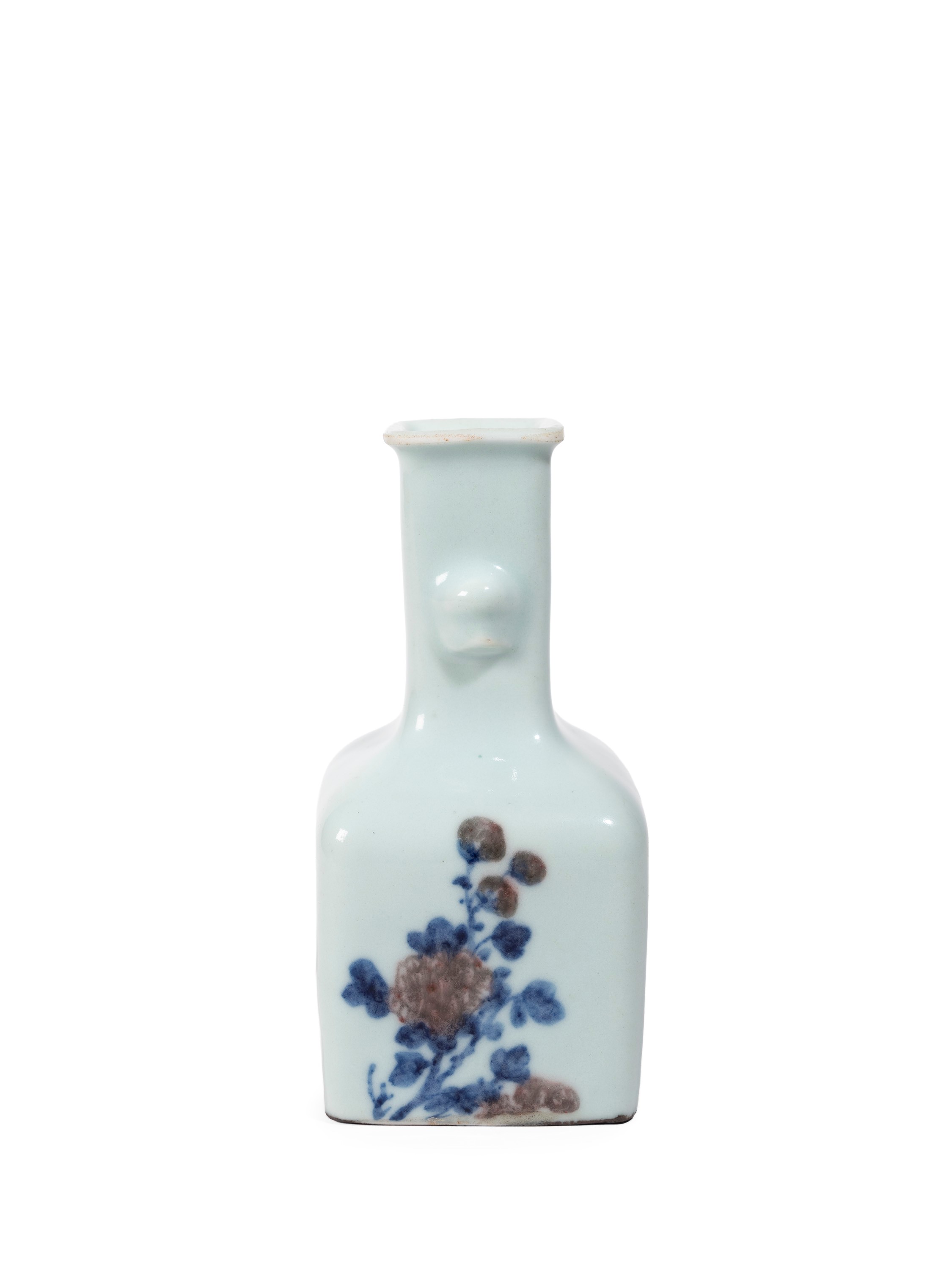 Cina, Vaso in porcellana bianca e blu e rosso, decorazione sotto coperta Qianlong (1735-1796)