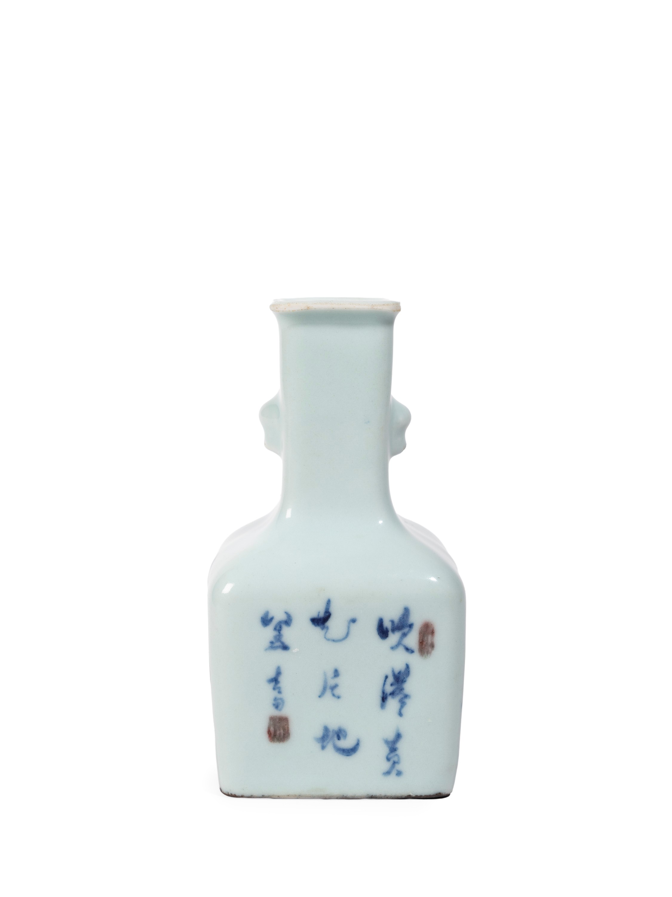 Cina, Vaso in porcellana bianca e blu e rosso, decorazione sotto coperta Qianlong (1735-1796)