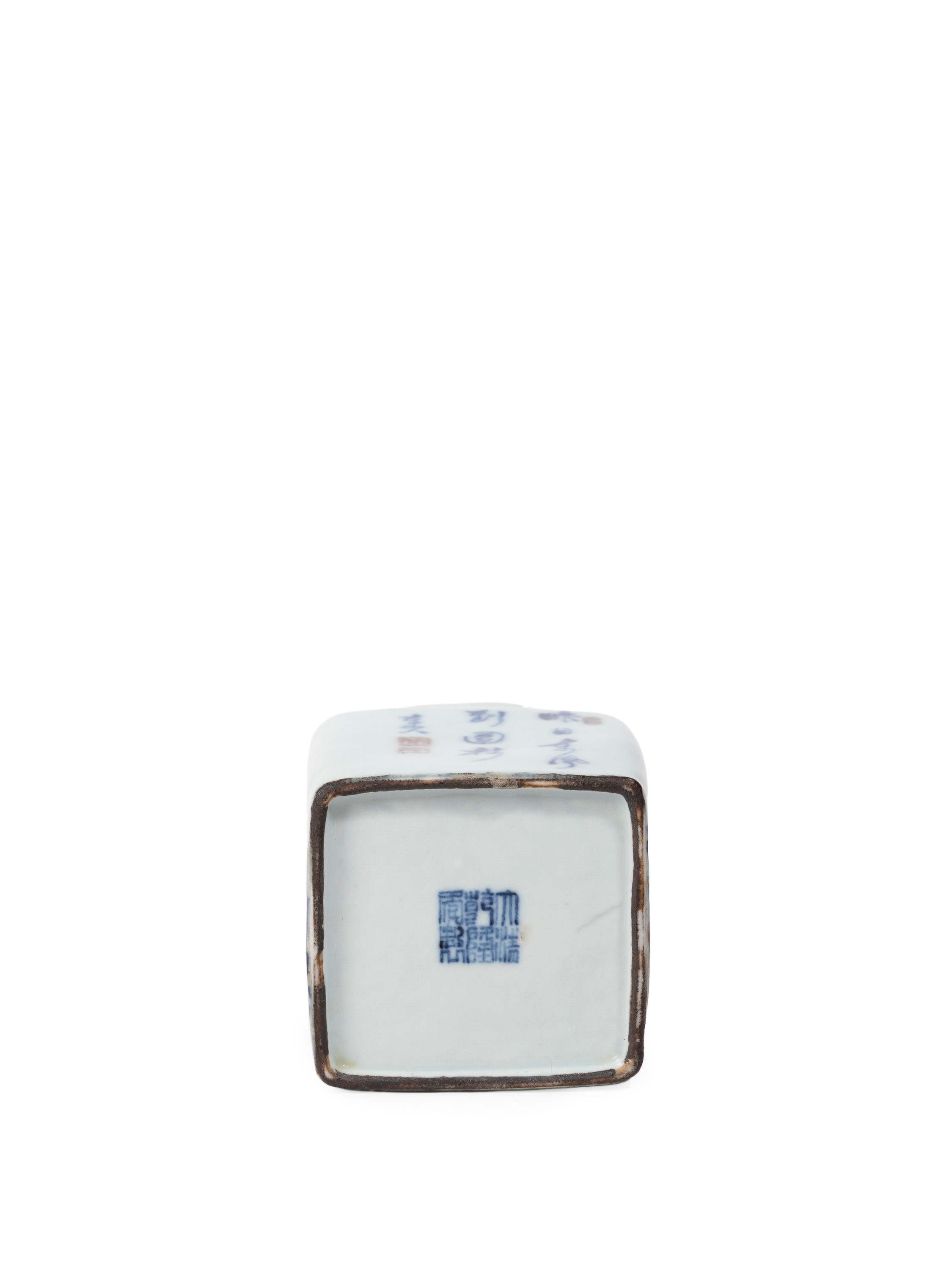 Cina, Vaso in porcellana bianca e blu e rosso, decorazione sotto coperta Qianlong (1735-1796)