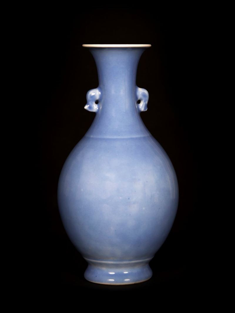 Vaso in porcellana monocroma blu lavanda, Cina, dinastia Qing, fine XIX secolo