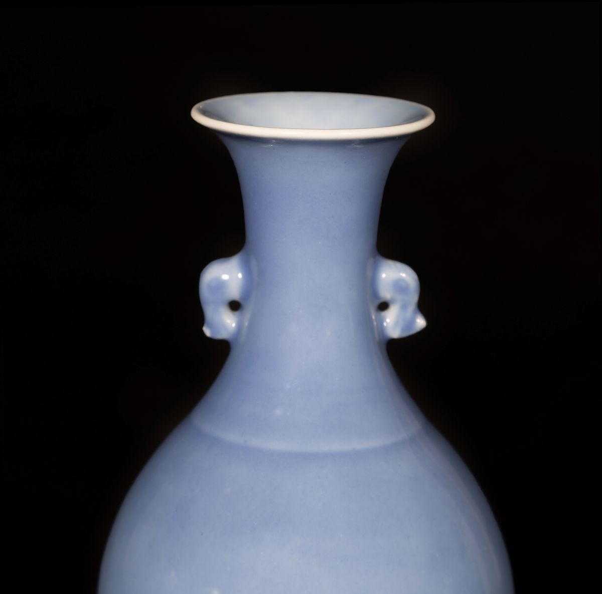Vaso in porcellana monocroma blu lavanda, Cina, dinastia Qing, fine XIX secolo