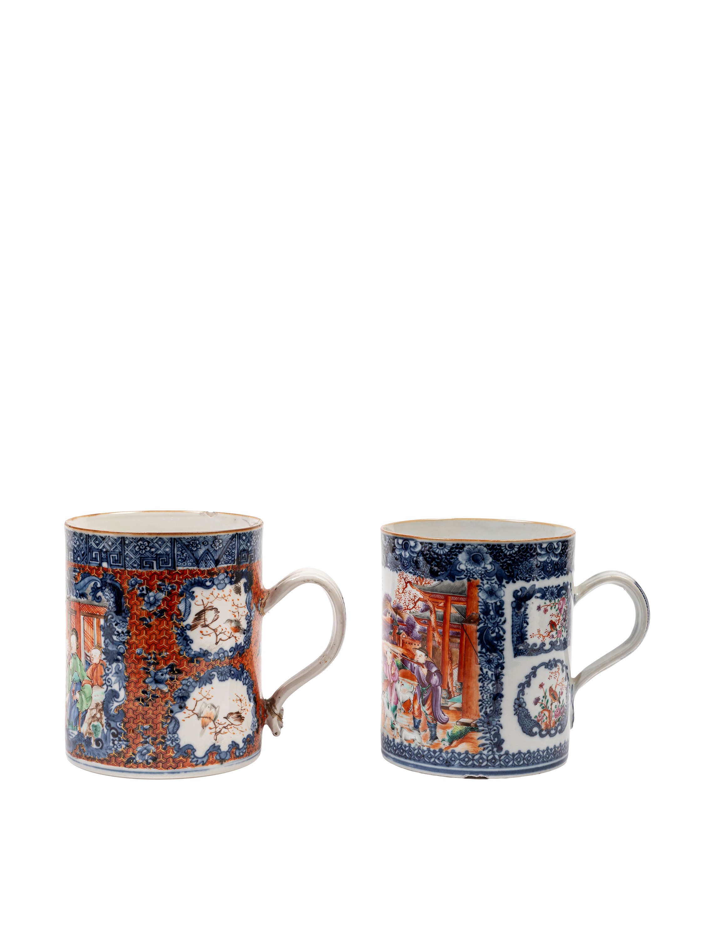 Cina, dinastia Qing (periodo Qianlong), Due boccali da birra in porcellana decorati in stile mand...
