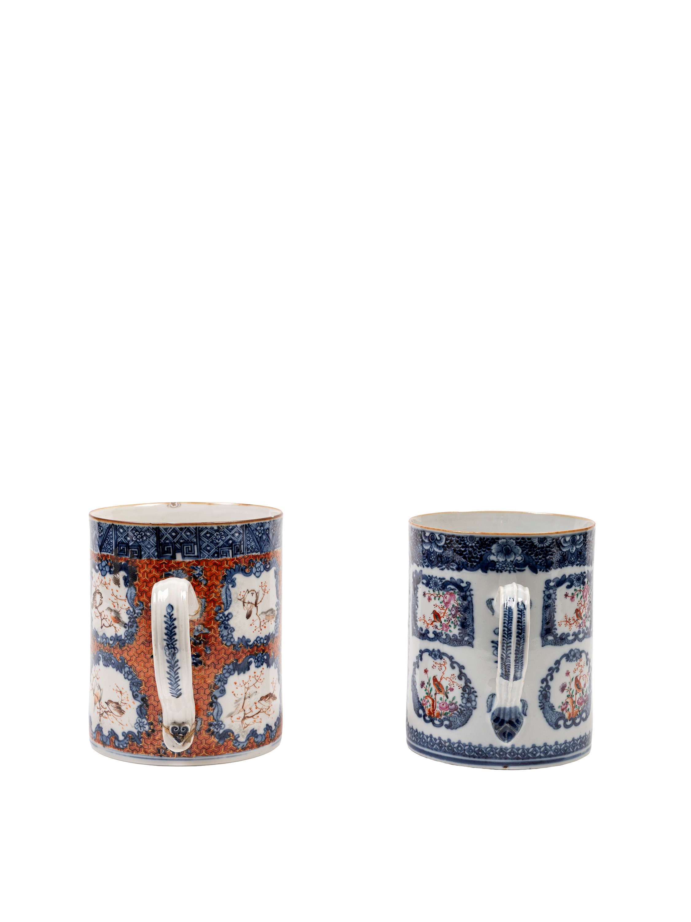 Cina, dinastia Qing (periodo Qianlong), Due boccali da birra in porcellana decorati in stile mand...