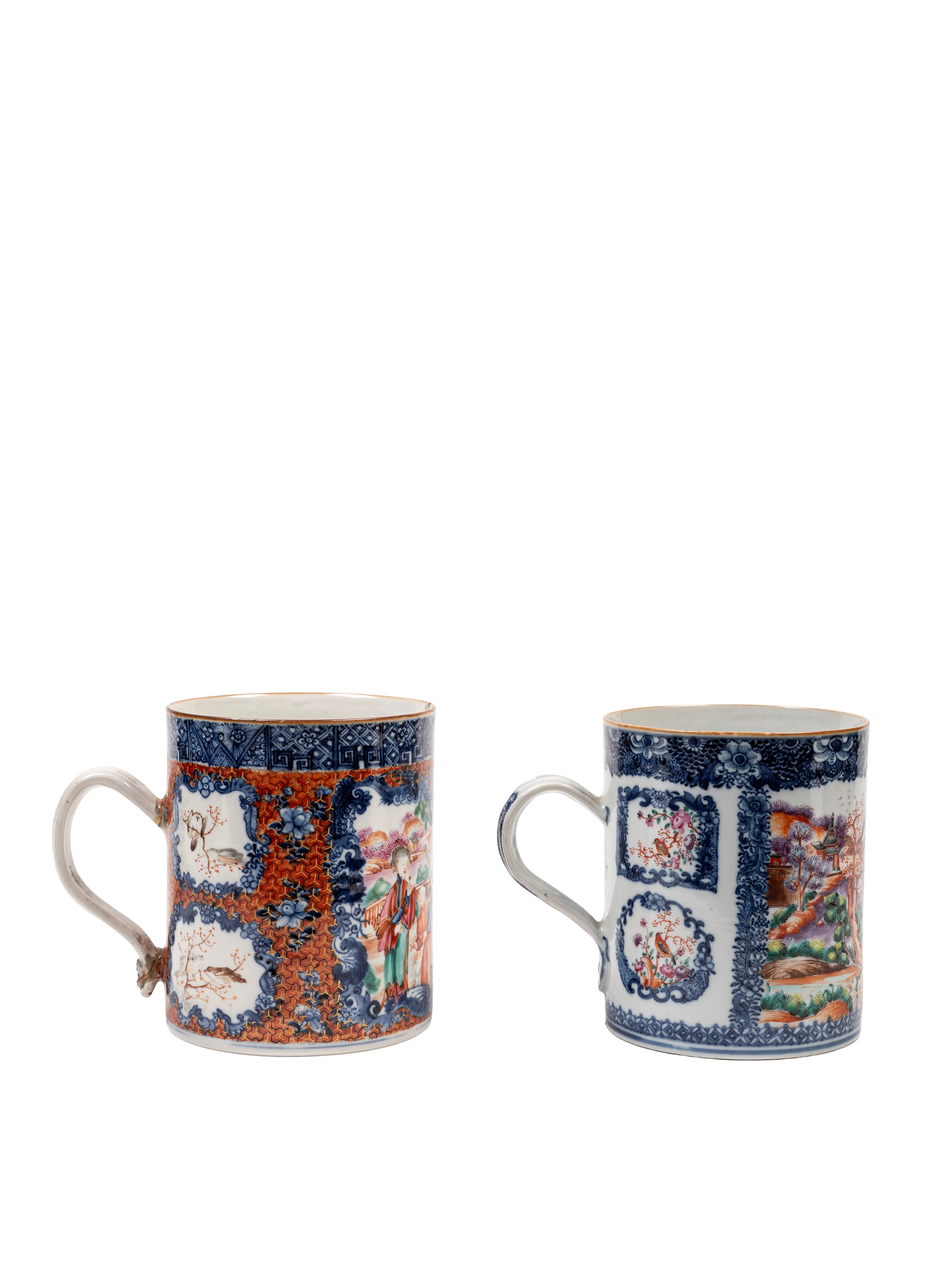 Cina, dinastia Qing (periodo Qianlong), Due boccali da birra in porcellana decorati in stile mand...