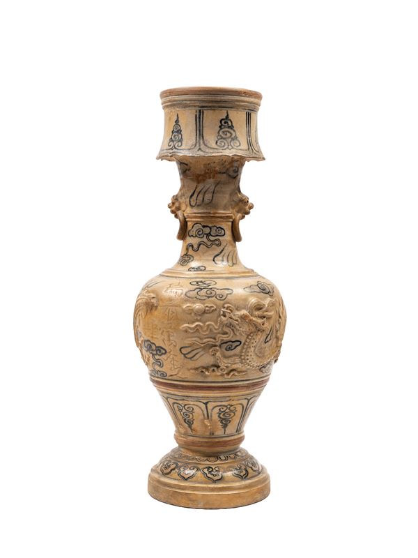 A BLUE AND WHITE CERAMIC VASE