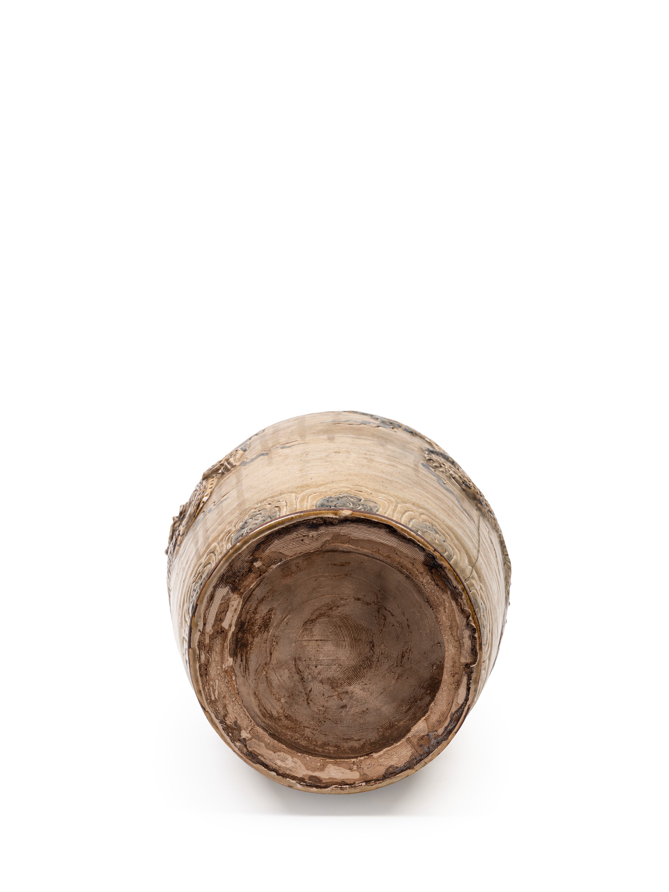 Grande vaso in ceramica, decorazione a rilievo con drago e medaglioni