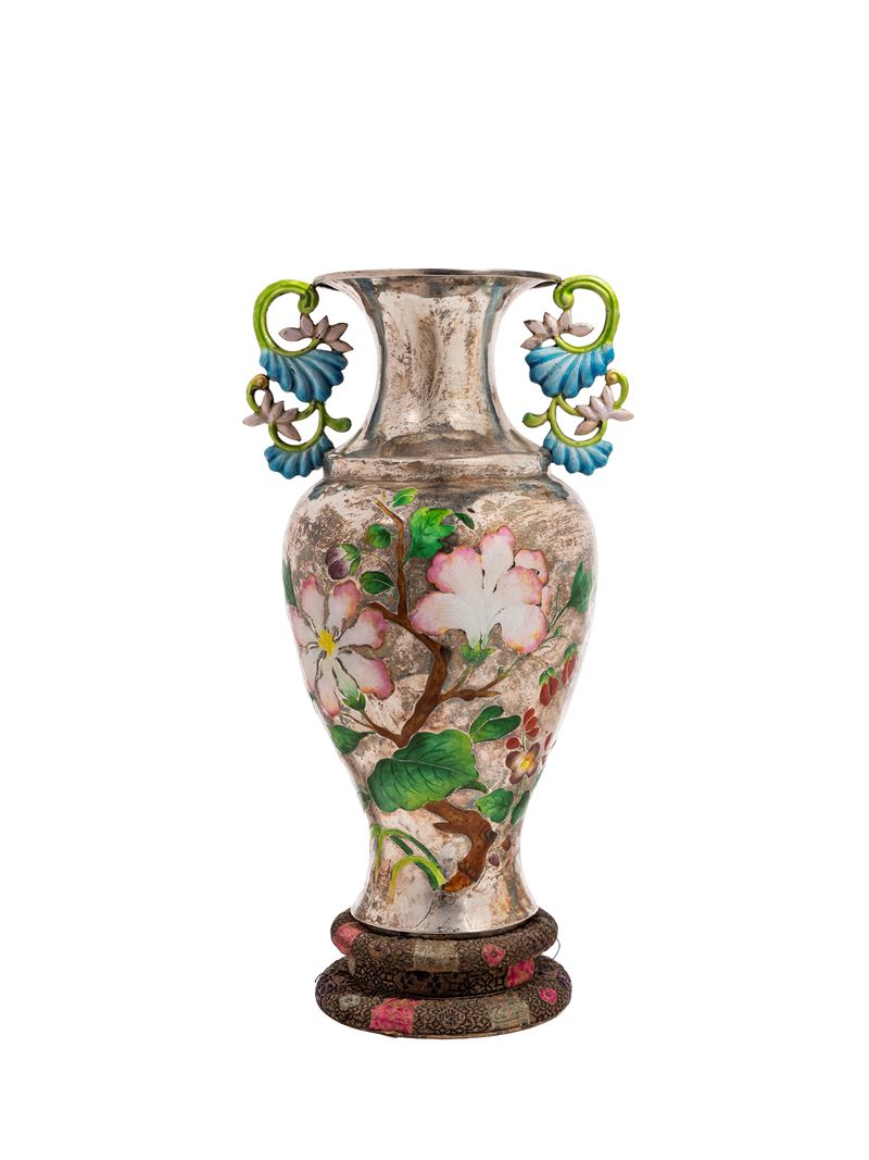 Cina, dinastia Qing (XIX secolo), Vaso in argento smaltato decorato a fiori e caratteri cinesi