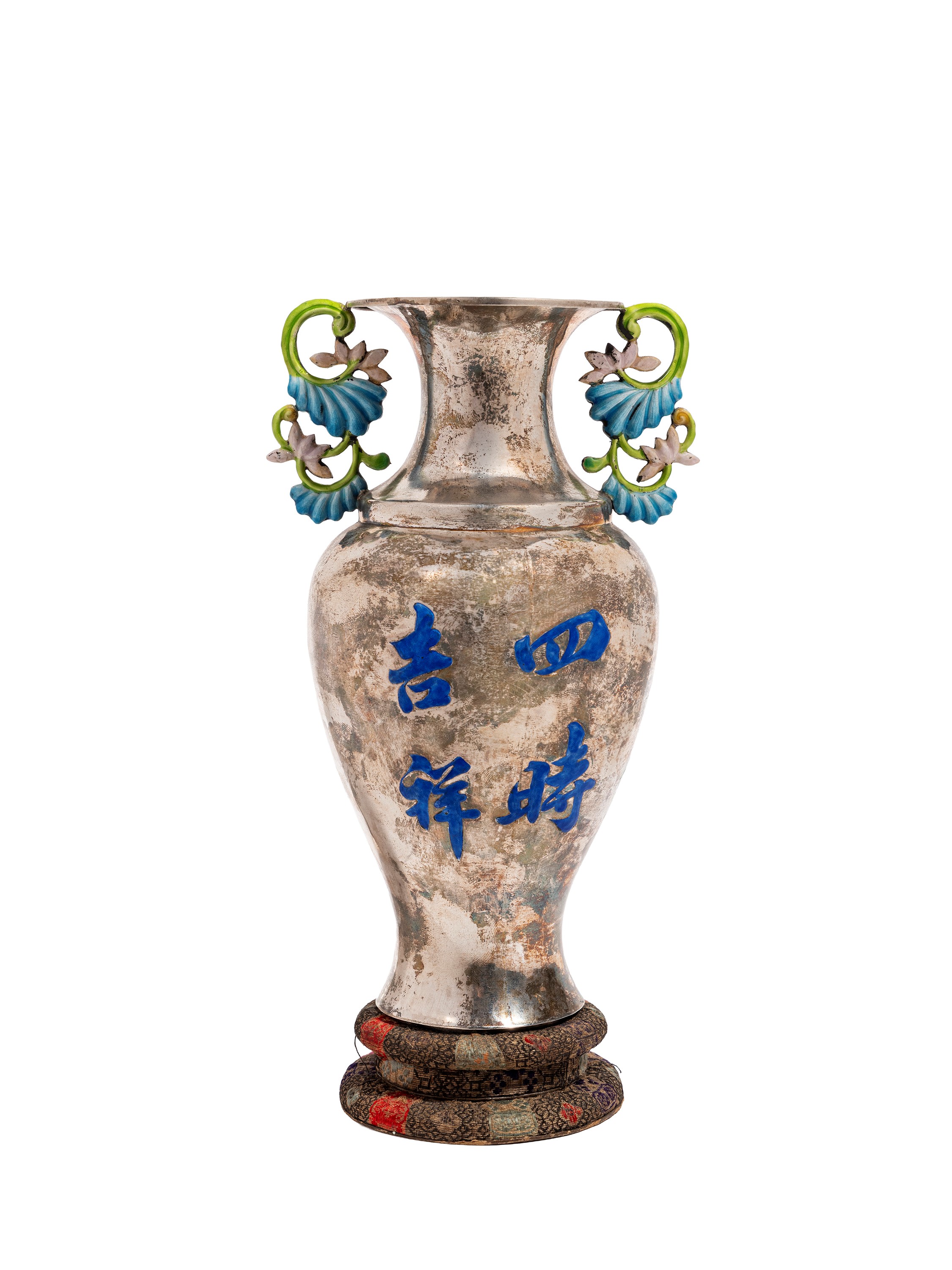 Cina, dinastia Qing (XIX secolo), Vaso in argento smaltato decorato a fiori e caratteri cinesi