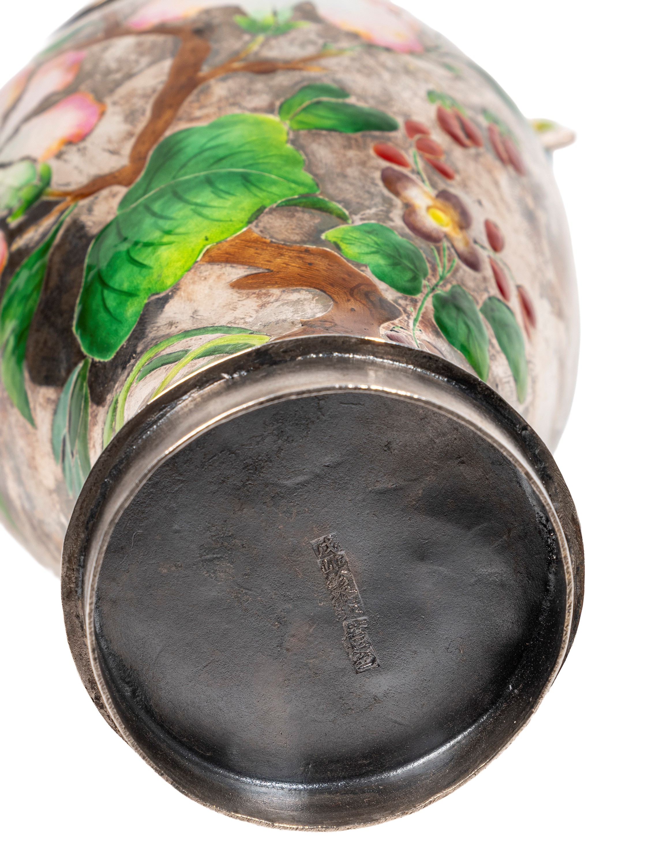 Cina, dinastia Qing (XIX secolo), Vaso in argento smaltato decorato a fiori e caratteri cinesi