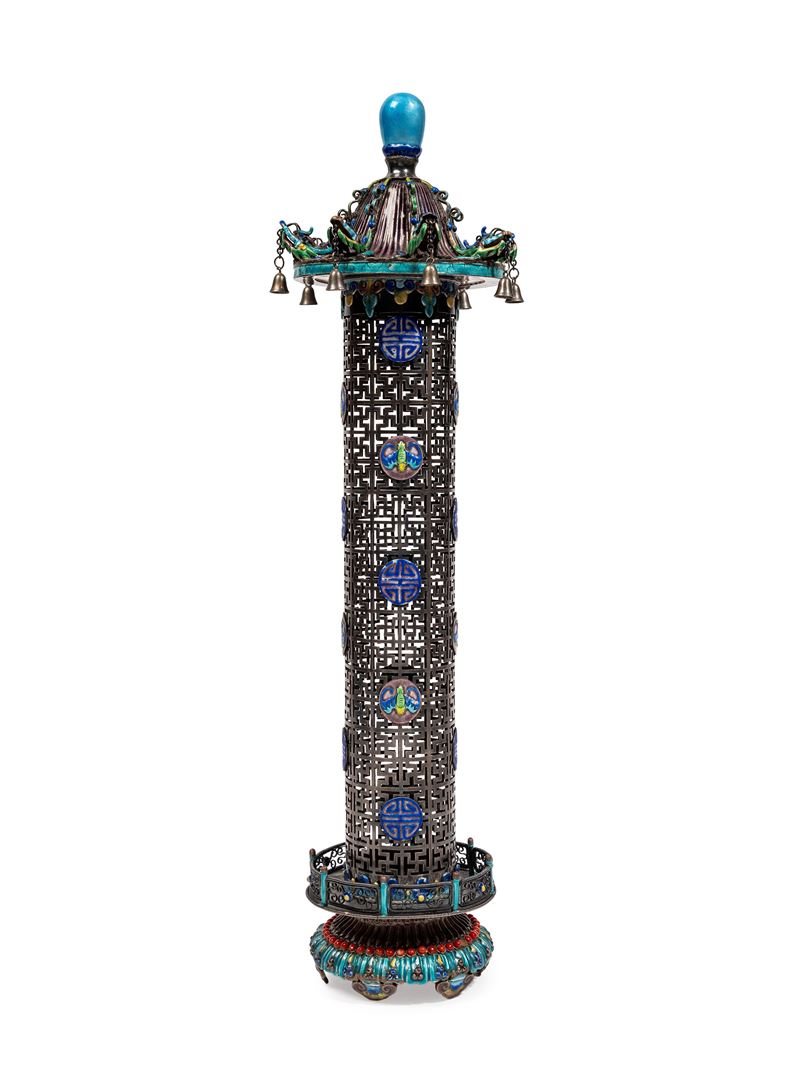 Cina, dinastia Qing, XIX secolo, Incensiere a forma di pagoda in argento smaltato