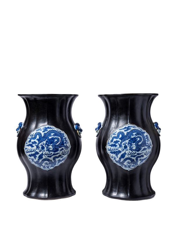 A RARE AND IMPORTANT PAIR OF IMPERIAL BLACK-GROUND BLUE AND WHITE PORCELAIN VASES
