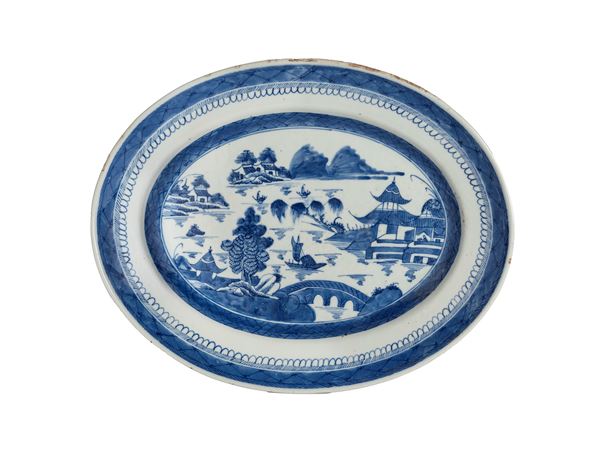 PIATTO IN PORCELLANA BIANCA E BLU
