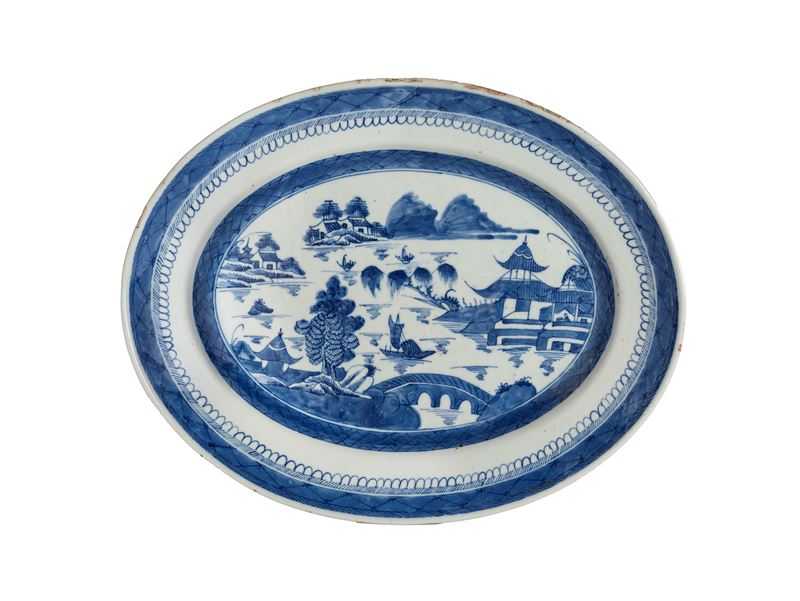 PIATTO IN PORCELLANA BIANCA E BLU