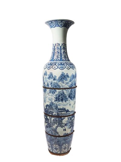 Vaso a colonna in porcellana bianco e blu, Giappone, periodo Meiji (1868-1912)
