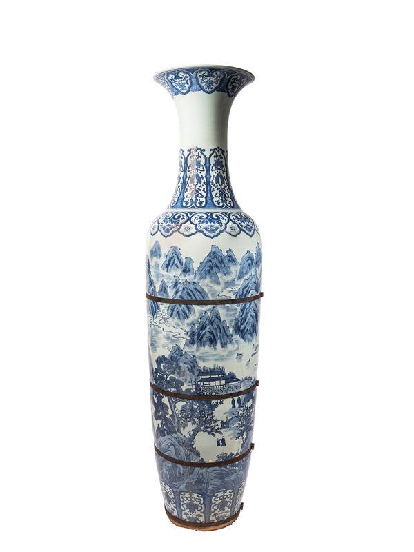 A LARGE BLUE AND WHITE PORCELAIN VASE
