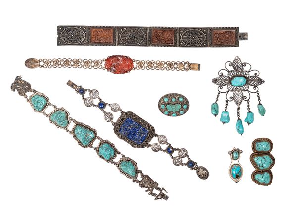 EIGHT OBJECTS IN SILVER TURQUOISE AND HARDSTONES