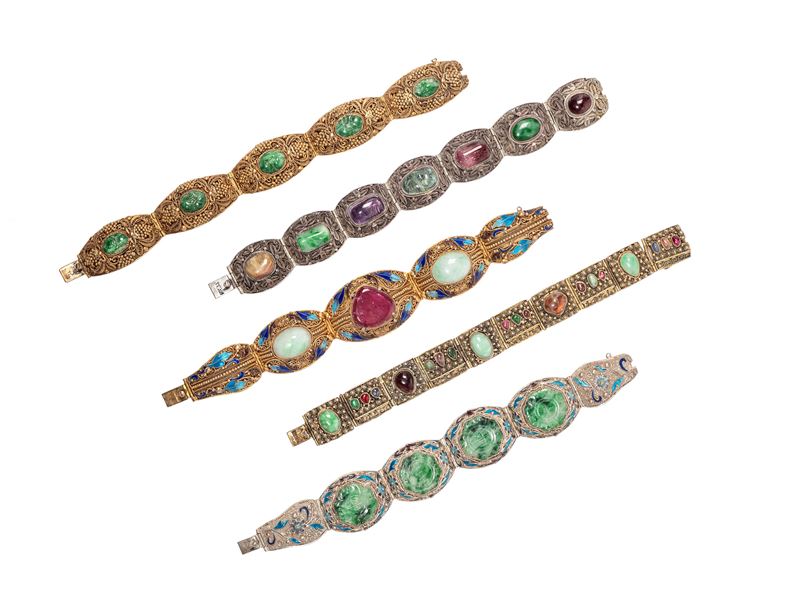 Cina, Repubblica di Cina (1912-1949), Cinque bracciali in argento con giadeite e pietre dure