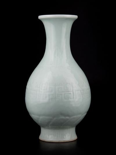 Vaso in porcellana monocroma celadon, Cina, fine XIX / inizio XX secolo