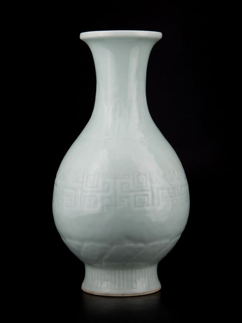 Vaso in porcellana monocroma celadon, Cina, fine XIX / inizio XX secolo