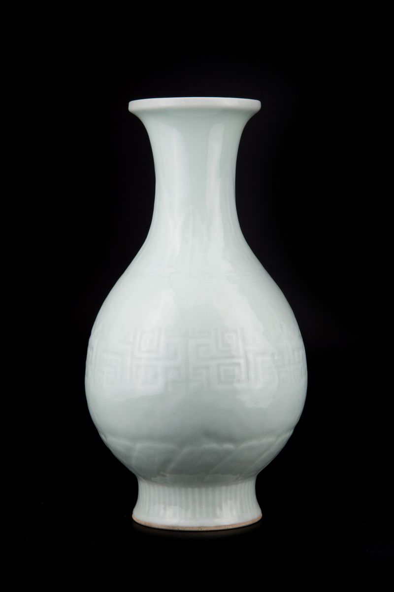 Vaso in porcellana monocroma celadon, Cina, fine XIX / inizio XX secolo