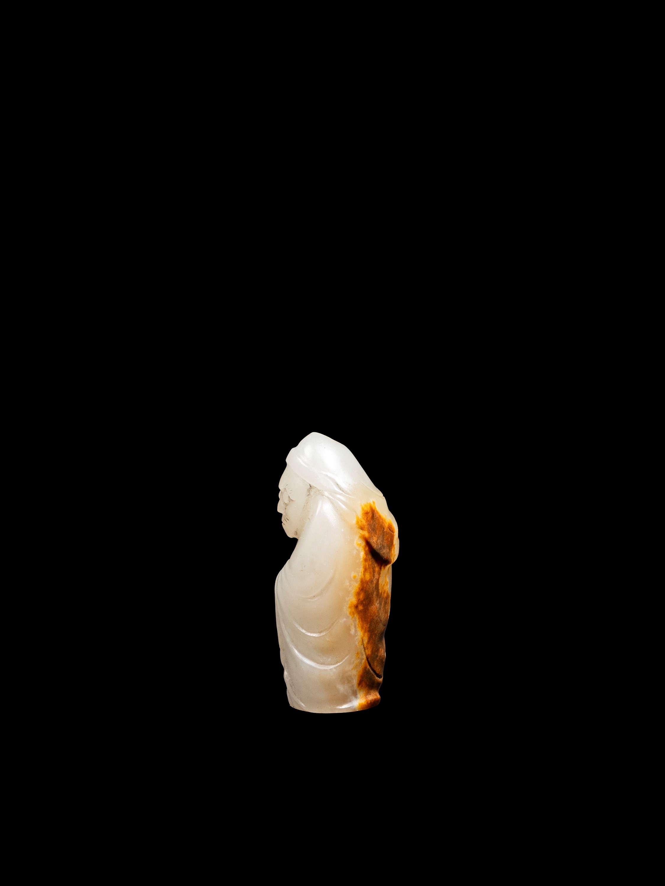 PICCOLA FIGURA IN GIADA BIANCA E RUGGINE