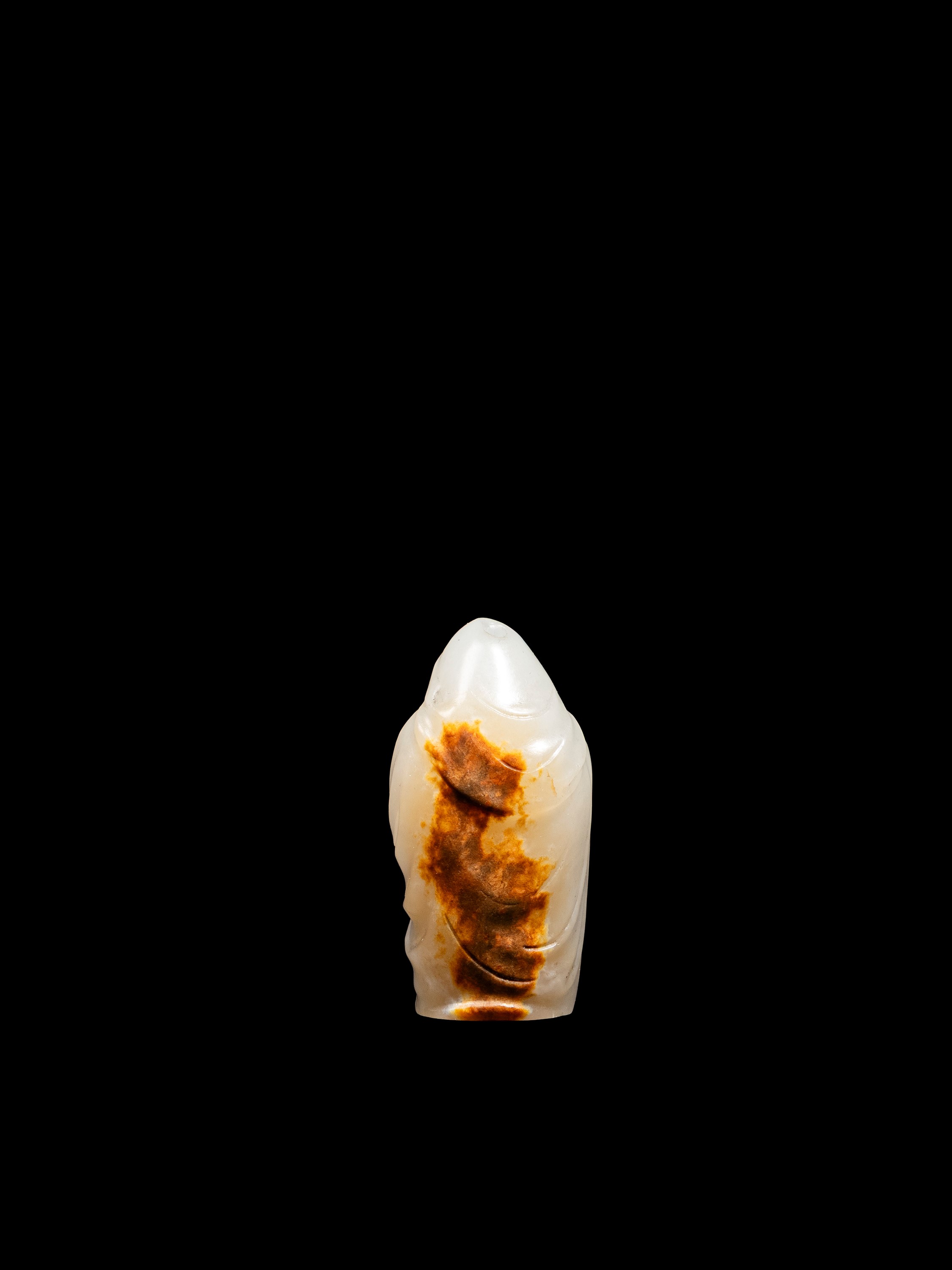 PICCOLA FIGURA IN GIADA BIANCA E RUGGINE