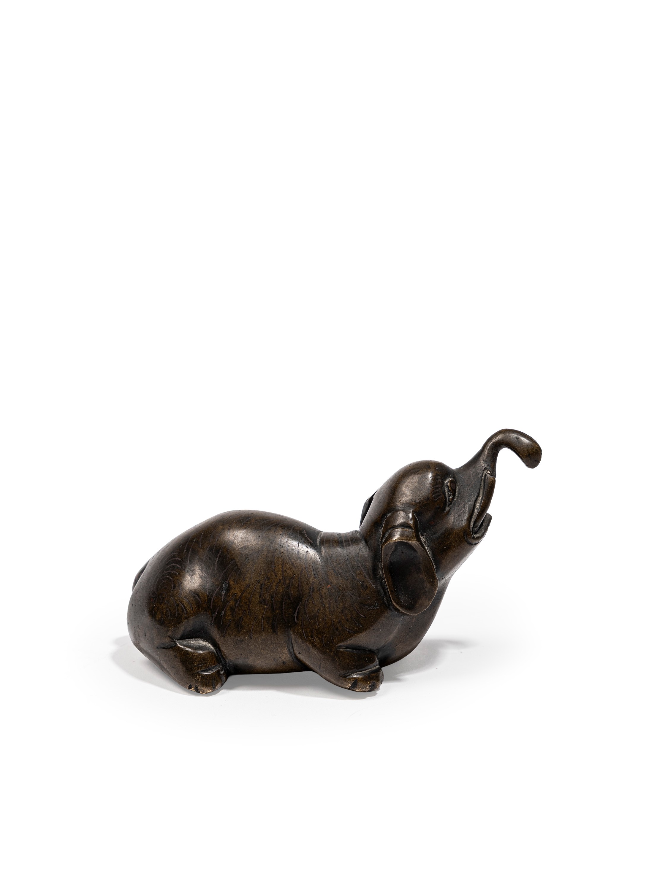 Cina, dinastia Qing (XIX secolo), Peso da scrittoio in bronzo intarsiato con elefante