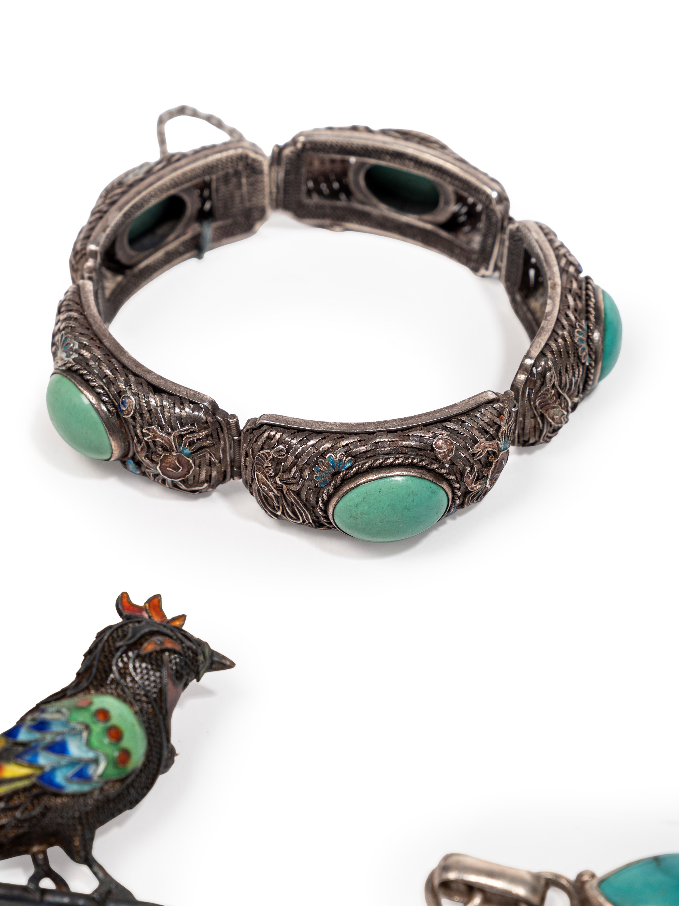 Quattro bracciali e due spille, argento con turchesi e giadeite, Cina (prima metà XX secolo)